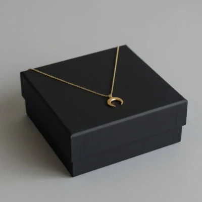 Collana con ciondolo a mezzaluna