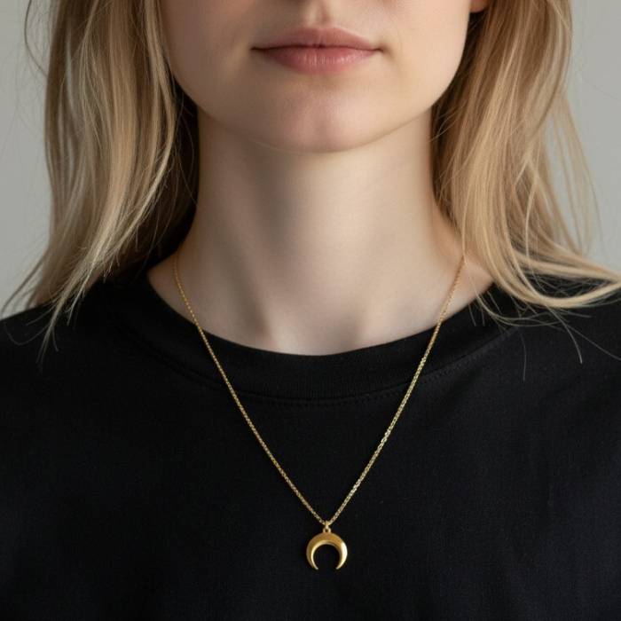 Collana con ciondolo a mezzaluna